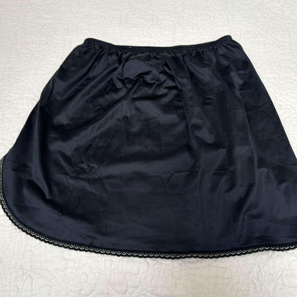 VANITY FAIR BLACK HALF SLIP SIZE M